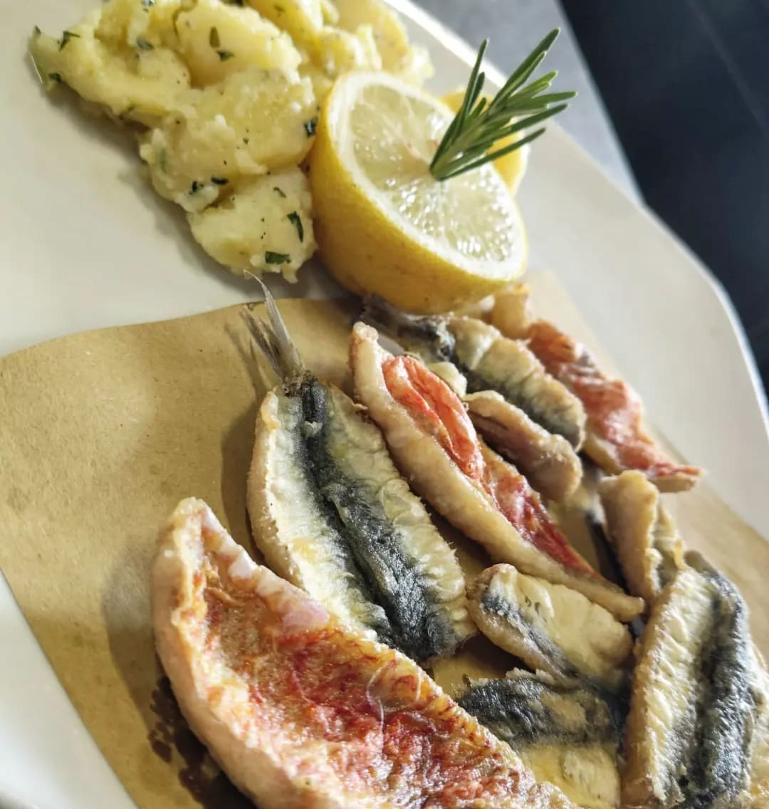 Frittura di alici e triglie con patate