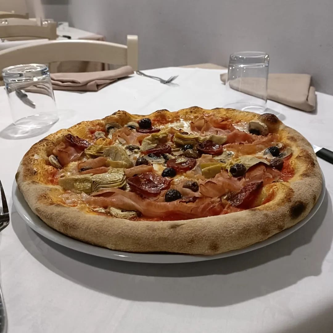 Una pizza capricciosa sul tavolo