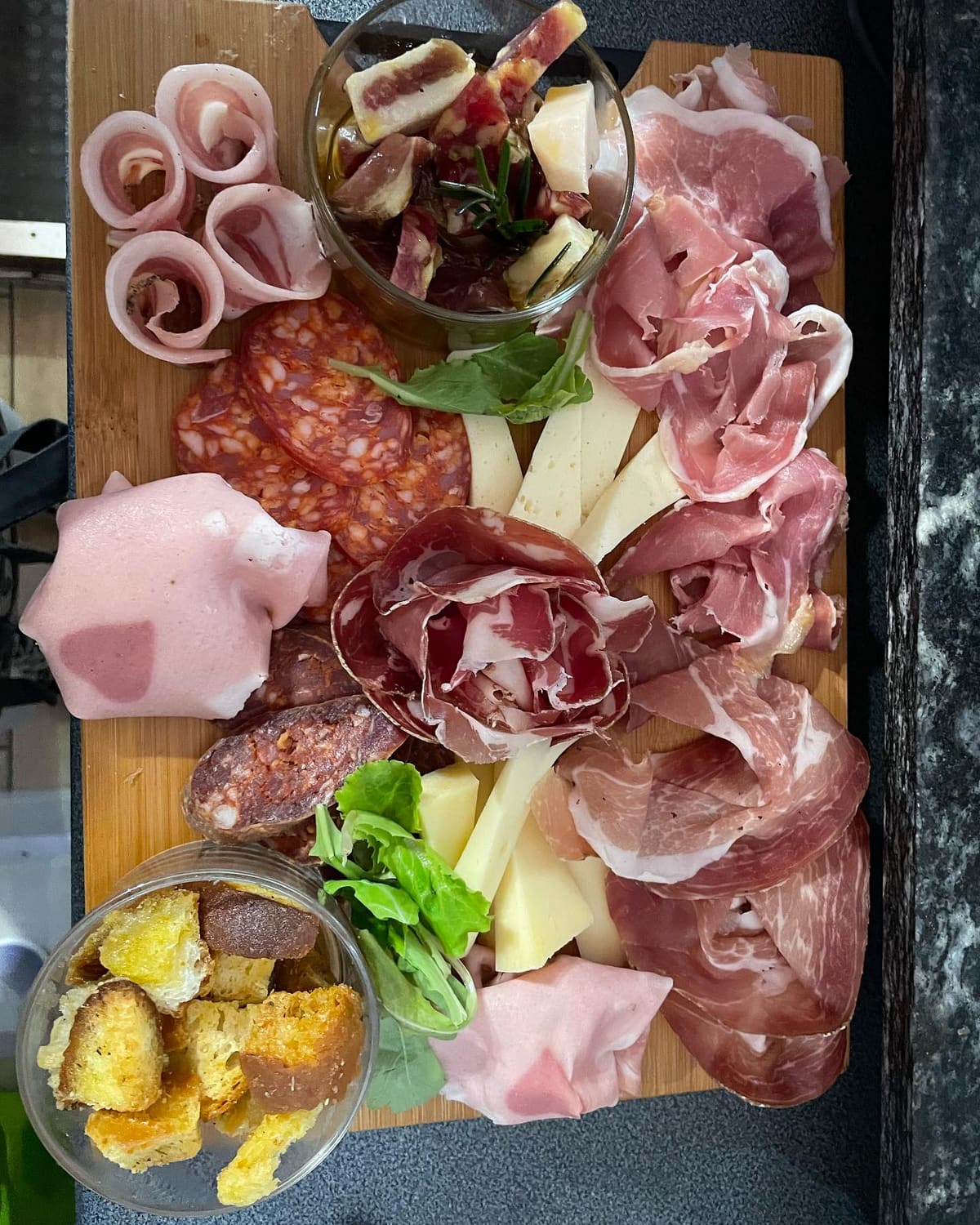 Un tagliere di salumi e formaggi