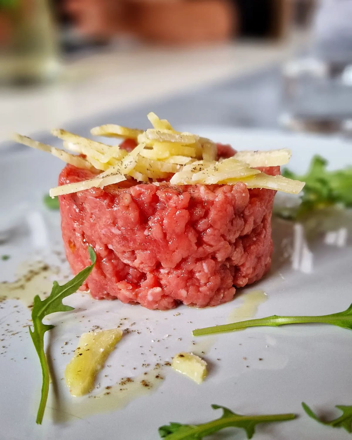 Tartare con scaglie di formaggio e rucola